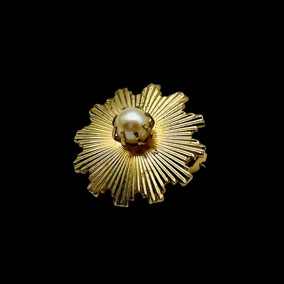 Darling Dainty Signed Coro Gold Tone Sunburst Brooch With Pearl - Picture 4 of 11
